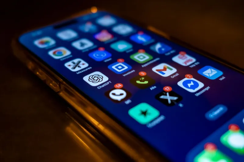 The Buzz in Your Pocket: Why Live Betting Alerts Are Built to Bypass Your Better Judgment